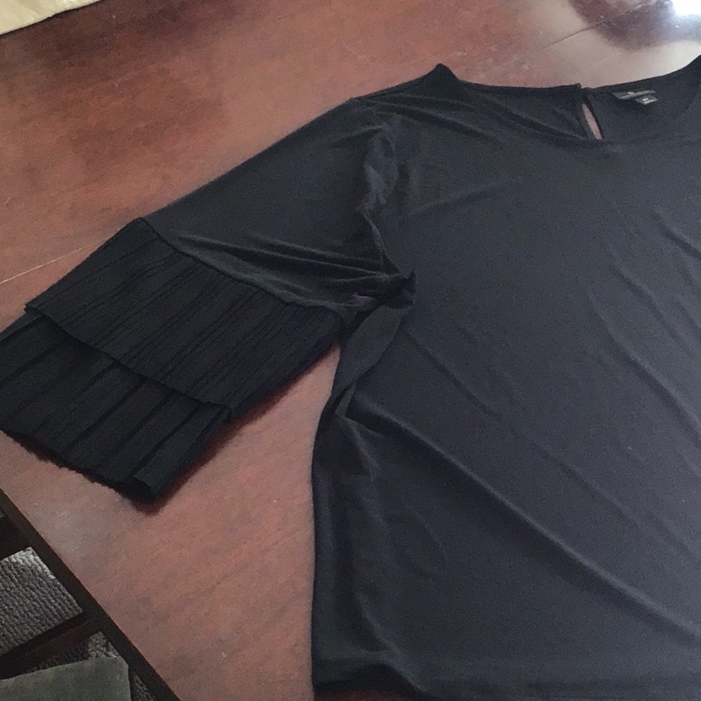 Accordion detail 3/4 sleeve. Work or dress